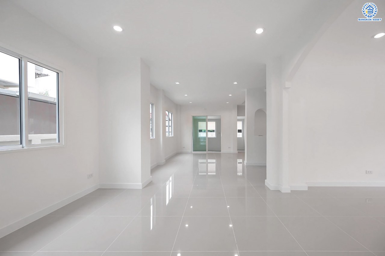 บ้านมือสองตกแต่งใหม่ โครงการ มณีรินทร์ เลคแอนด์พาร์ค ราชพฤกษ์-ติวานนท์ เนื้อที่ 64.1 ตร.ว. ฟังก์ชัน 4 ห้องนอน 3 ห้องน้ำ 1 ห้องอเนกประสงค์ จอดรถได้ 2 คัน บรรยากาศเงียบสงบเป็นส่วนตัว สิ่งอำนวยความสะดวกมากมาย บนทำเลติดถนนใหญ่ เชื่อมต่อถนนราชพฤกษ์ ใกล้จุดขึ้นทางด่วน "ศรีสมาน"...